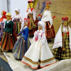 Lelles tautastērpos