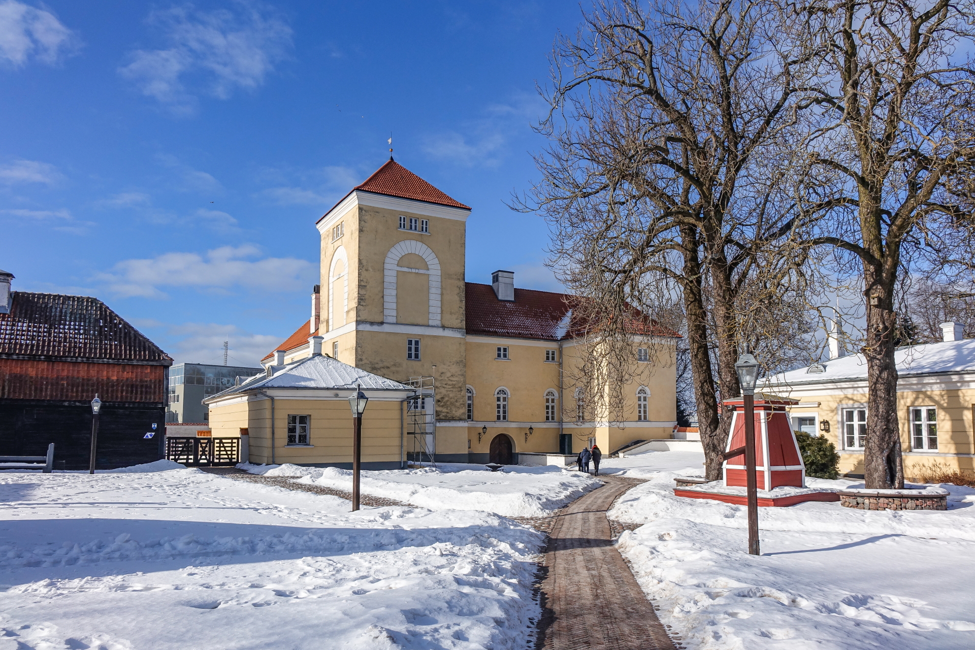 Livonijas ordeņa pils sniegotā ziemā