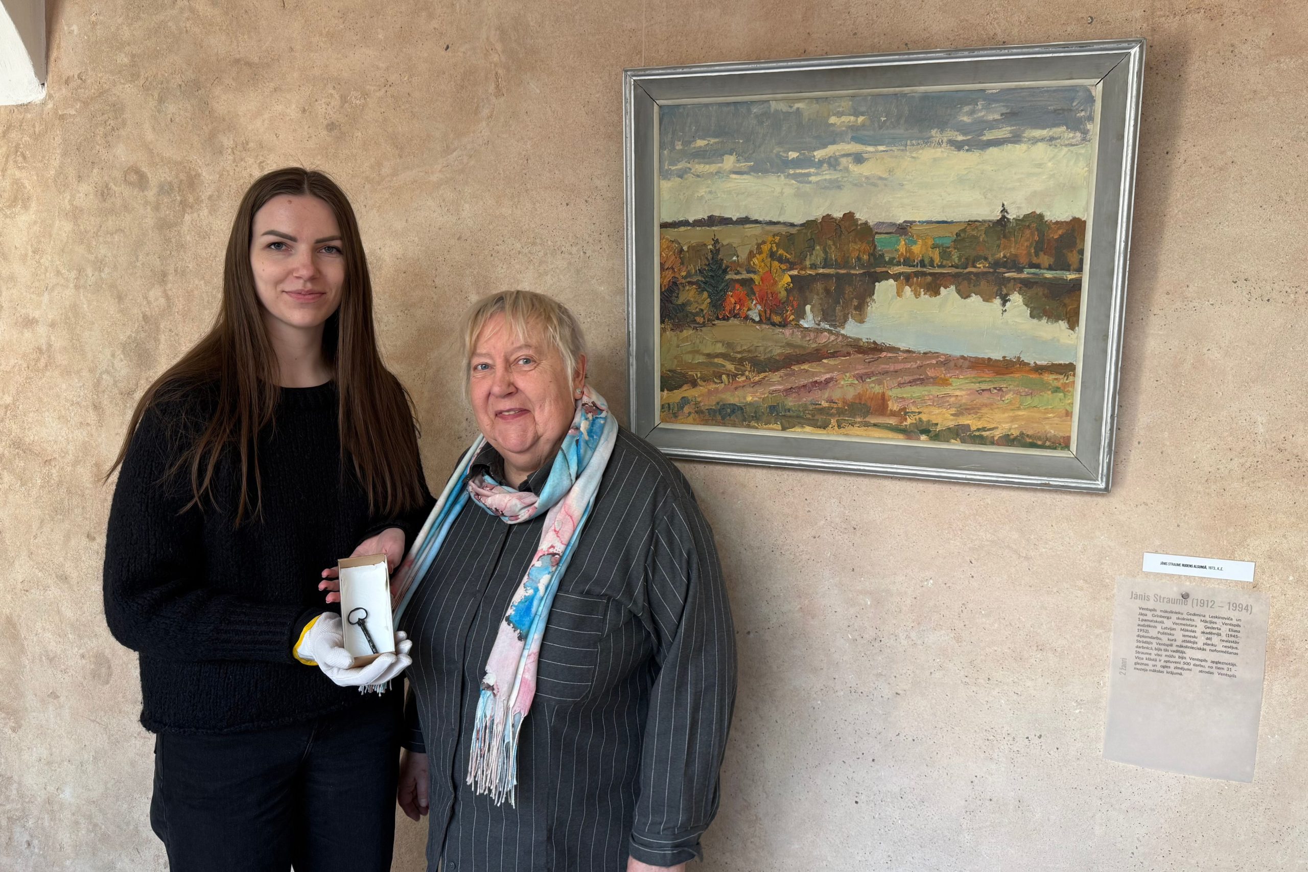 Restaurācijas nodaļas vadītāja Anita Burkovska un Kuldīgas novada muzeja eksponātu restauratore Megija Miķelsone